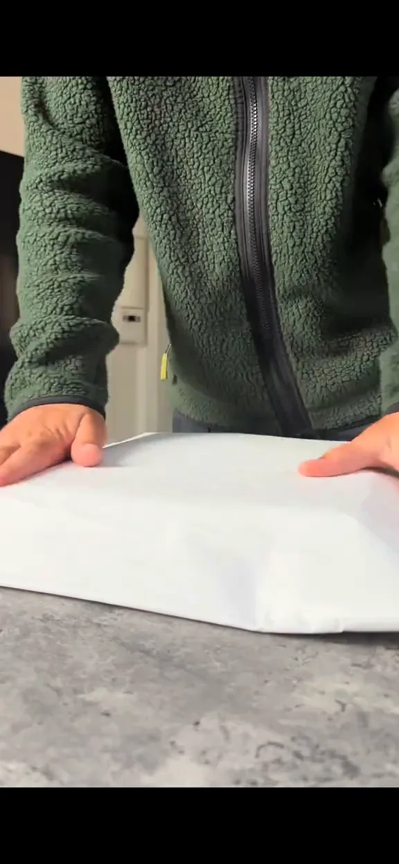 Le livre emballé dans son colis blanc, prêt à être déposé en point relais