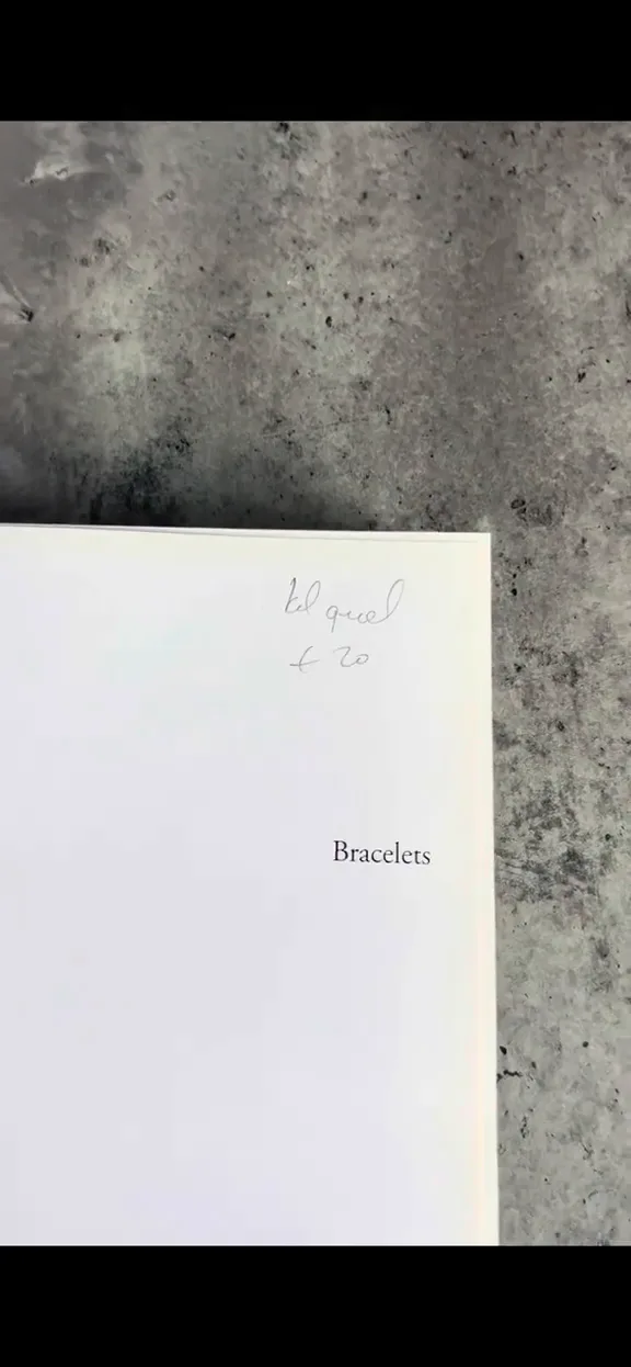 Page de garde du livre avec l'ancien prix de 20 euros écrit au crayon, avant gommage