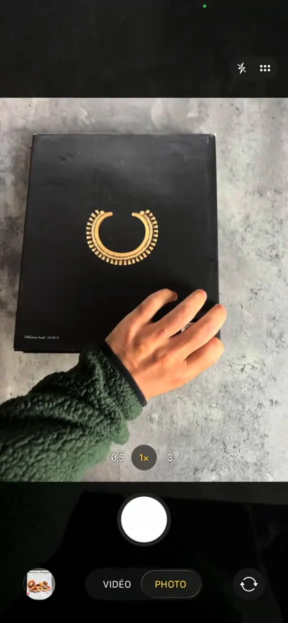 Prise de photo du dos du livre Bracelets ethniques avec l'appareil photo du téléphone